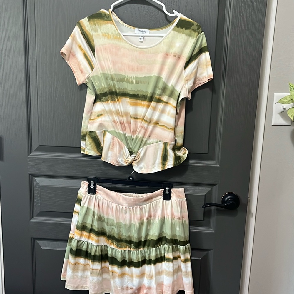 Girls crop top and tiered skirt size 16.5